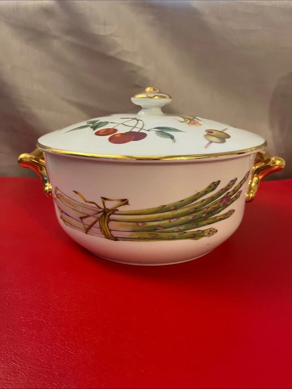 Royal Worcester EVESHAM GOLD 1.5 Qt. Round Covered Casserole  7”W 3.25”H